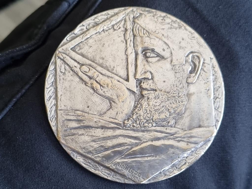 Dolf Ledel 1931 medaille, Envoi