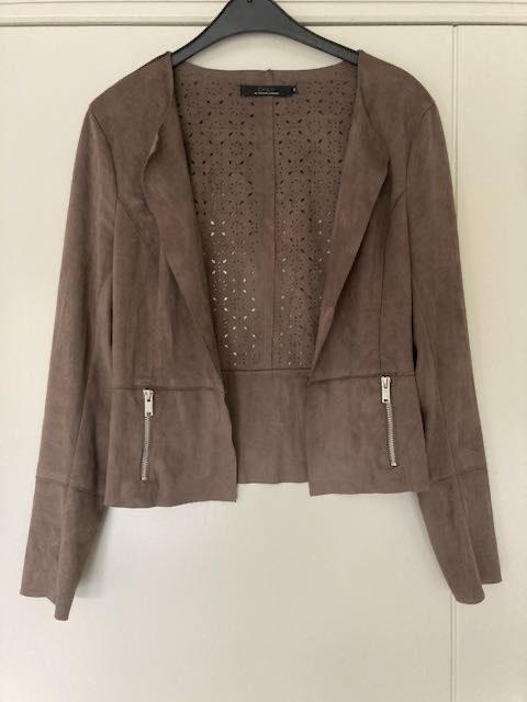 Mooi bruine jasje ONLY, maat 38. Zeer goede staat, Kleding | Dames, Jasjes, Kostuums en Pakken, Maat 38/40 (M), Bruin, Zo goed als nieuw