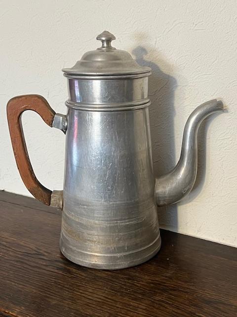 Cafetière ancienne en alu-minium avec poignée en bois, Antiquités & Art, Enlèvement
