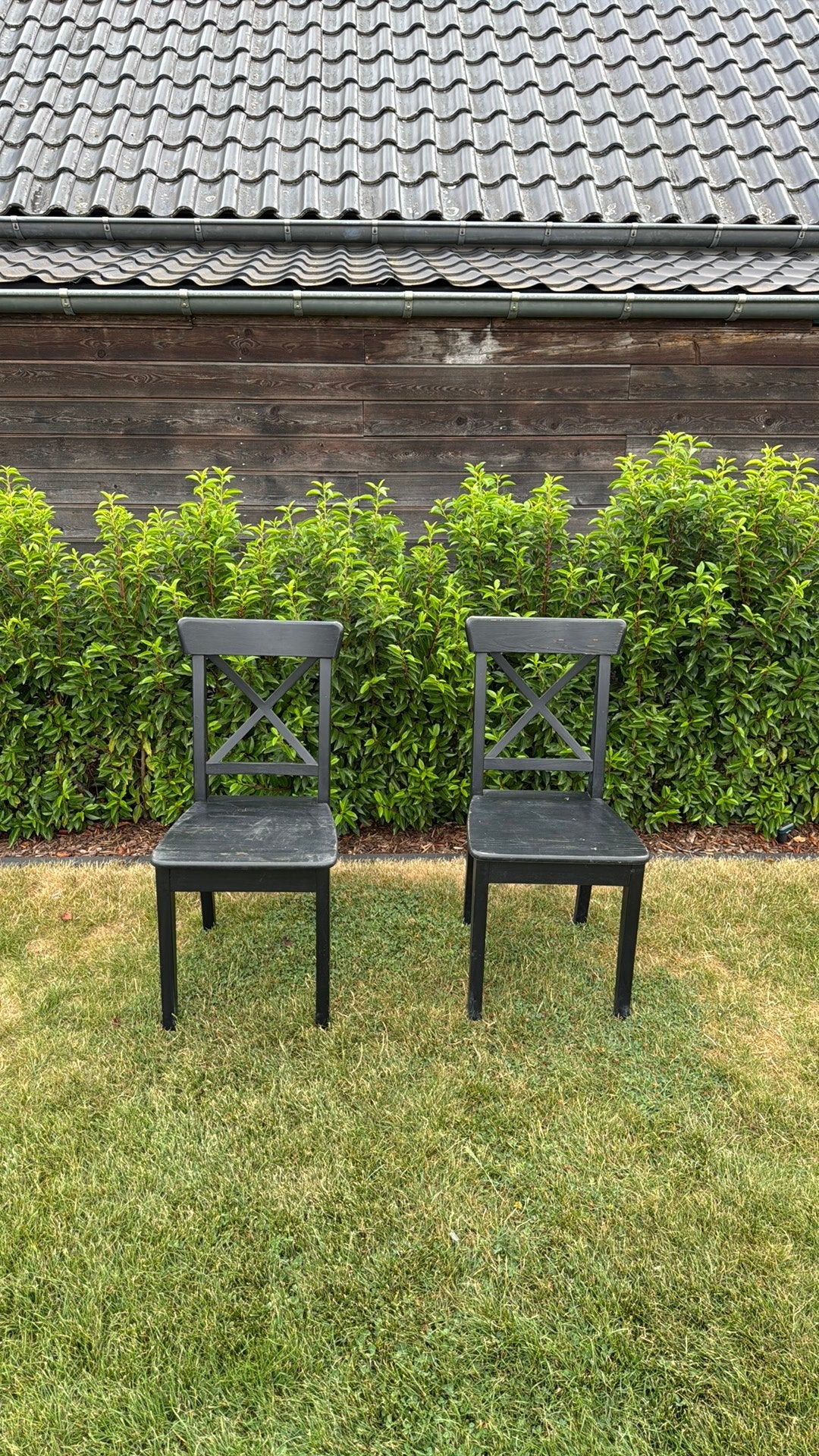 Twee zwarte houten stoelen, Tuin en Terras, Ophalen, Gebruikt