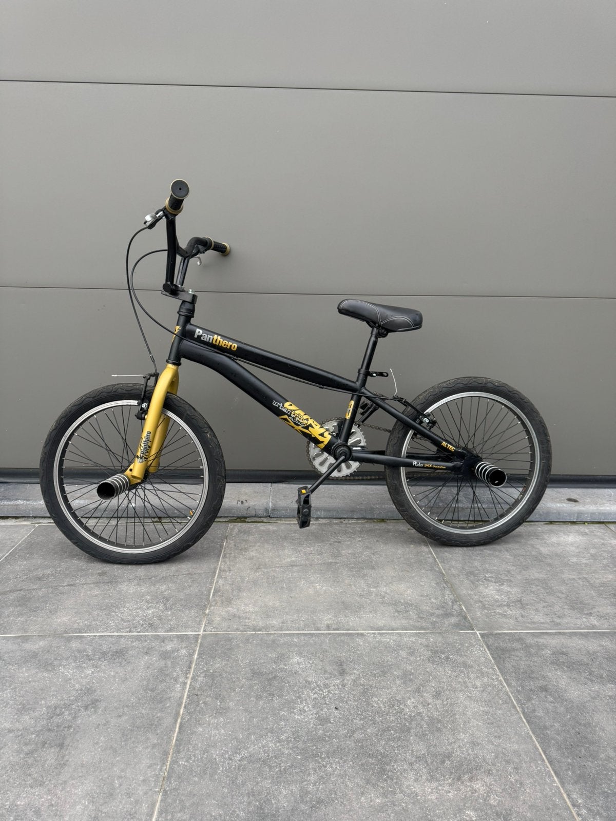 BMX Freestyle Panthero 20” — Noir & Or — 4 Pegs inclus, Fietsen en Brommers, Fietsen | Crossfietsen en BMX, Zo goed als nieuw