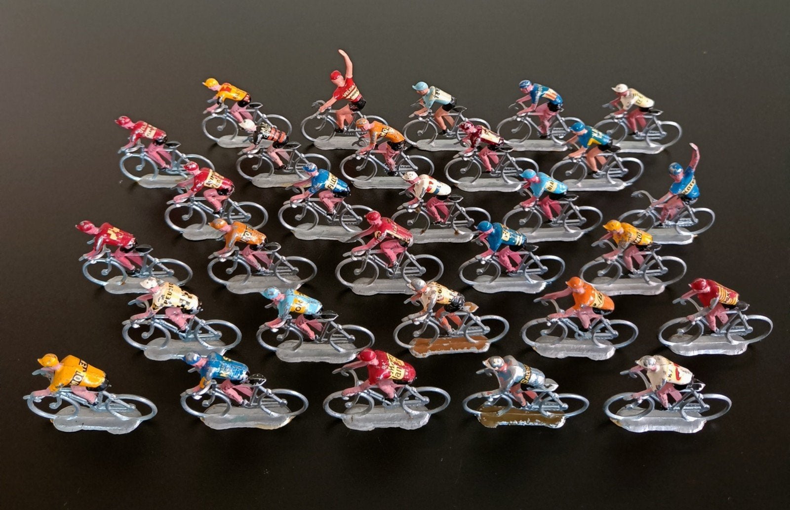 Oude metalen miniatuur wielrenners., Enlèvement ou Envoi