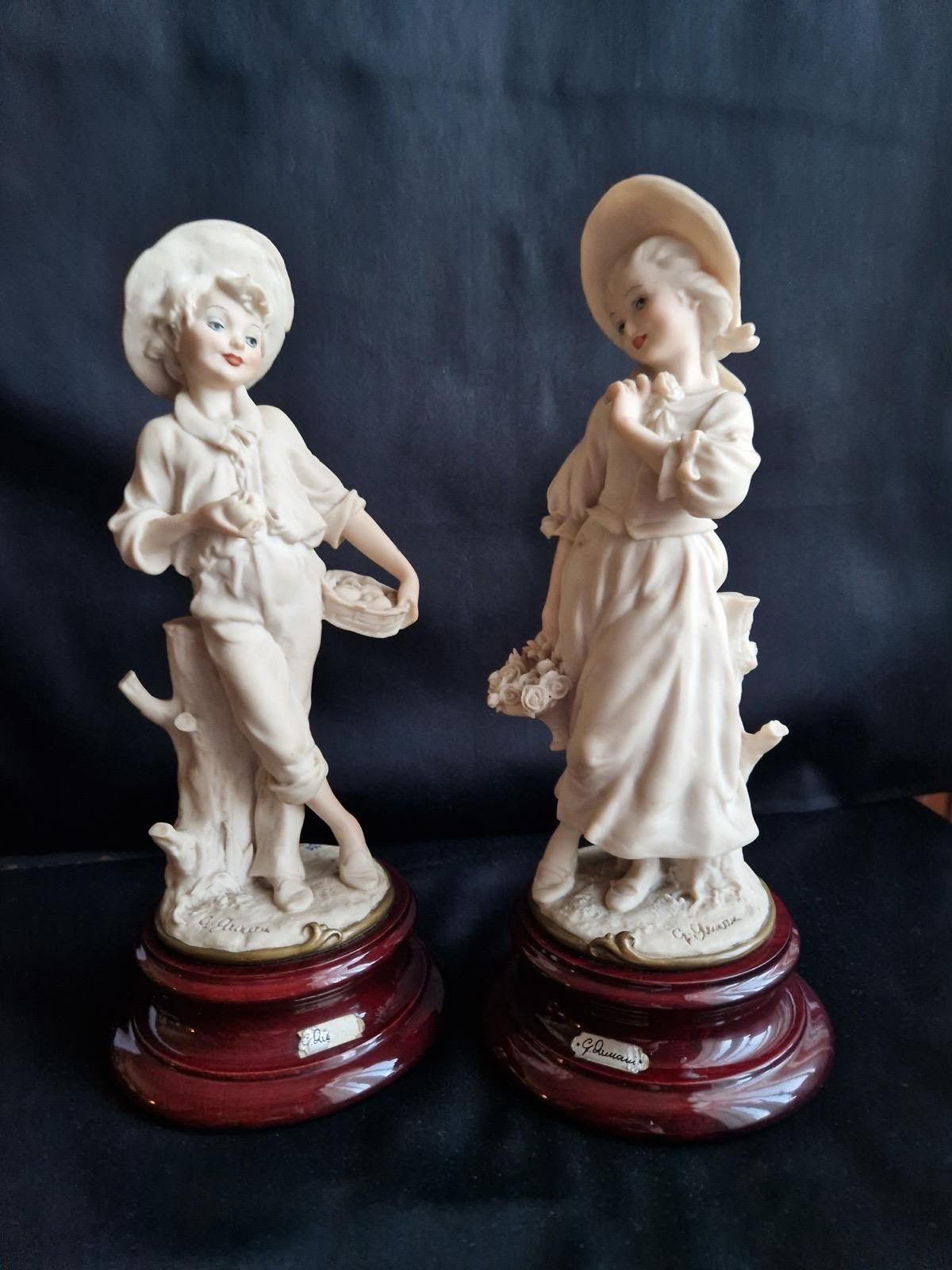 Giuseppe Armani Florence – Paar beeldjes jongen & meisje, Sur socle, Autres styles, Enlèvement ou Envoi, Pierre ou céramique