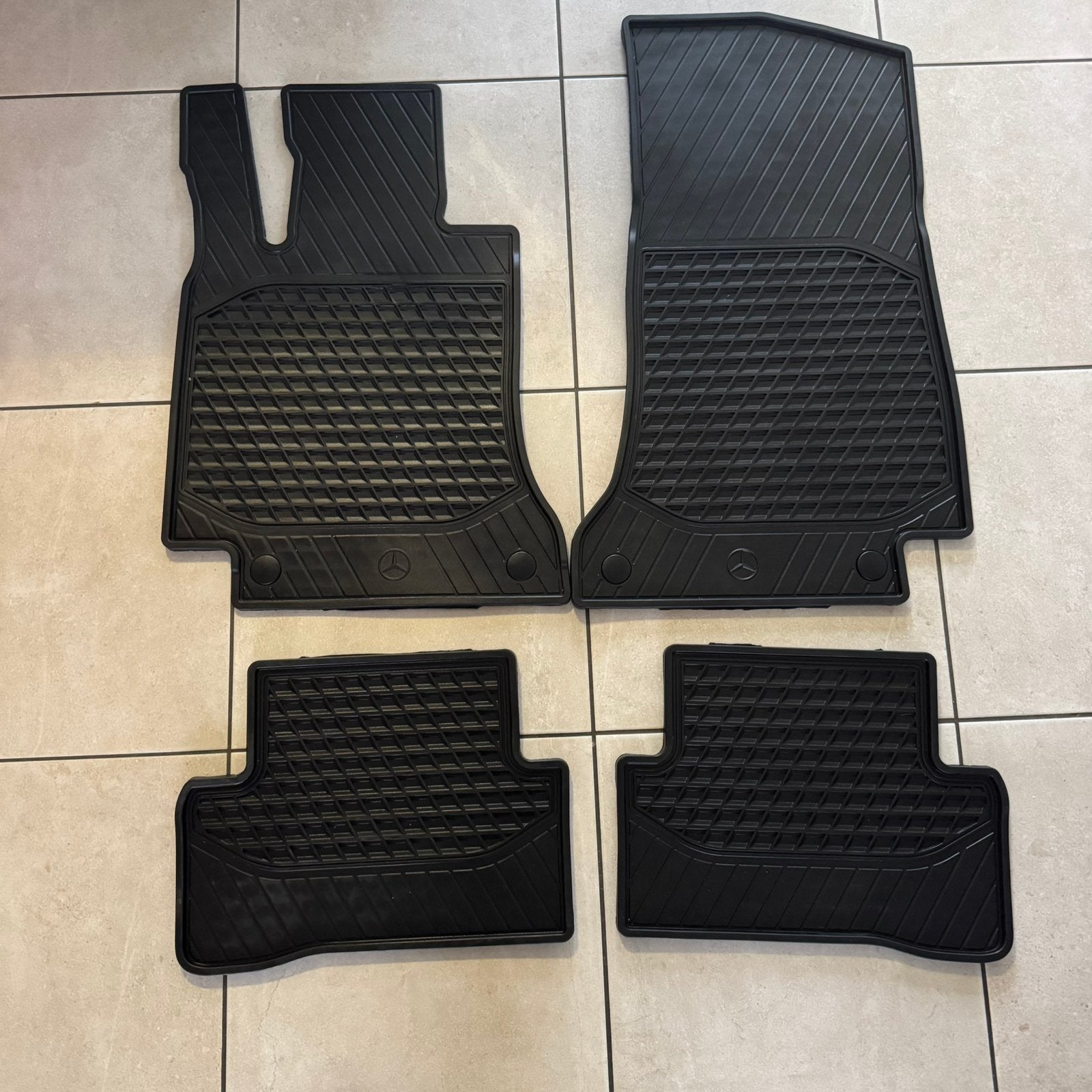 Tapis Mercedes C ou E en caoutchouc, Enlèvement ou Envoi, Comme neuf