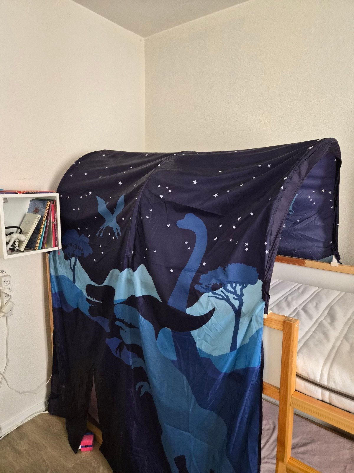 Tente de lit IKEA Dinosaures – Comme neuve, Enfants & Bébés, IKEA