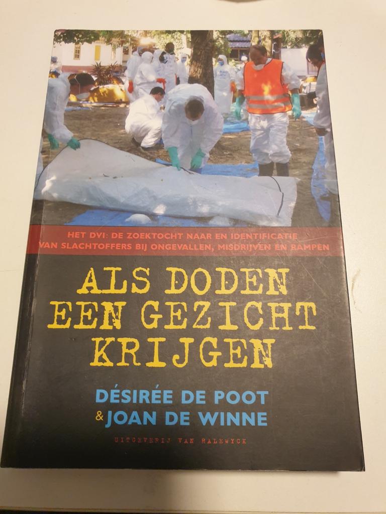 Joan de Winne - Als doden een gezicht krijgen  DVI, Boeken, Ophalen of Verzenden, J. Winne