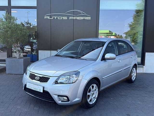 Kia Rio 1.4i Benzine AUTOMAAT 49000km, Auto's, Automaat, https://public.car-pass.be/vhr/21e0fe6c-bc1a-49c5-b93b-5715be0466d3, Zwart