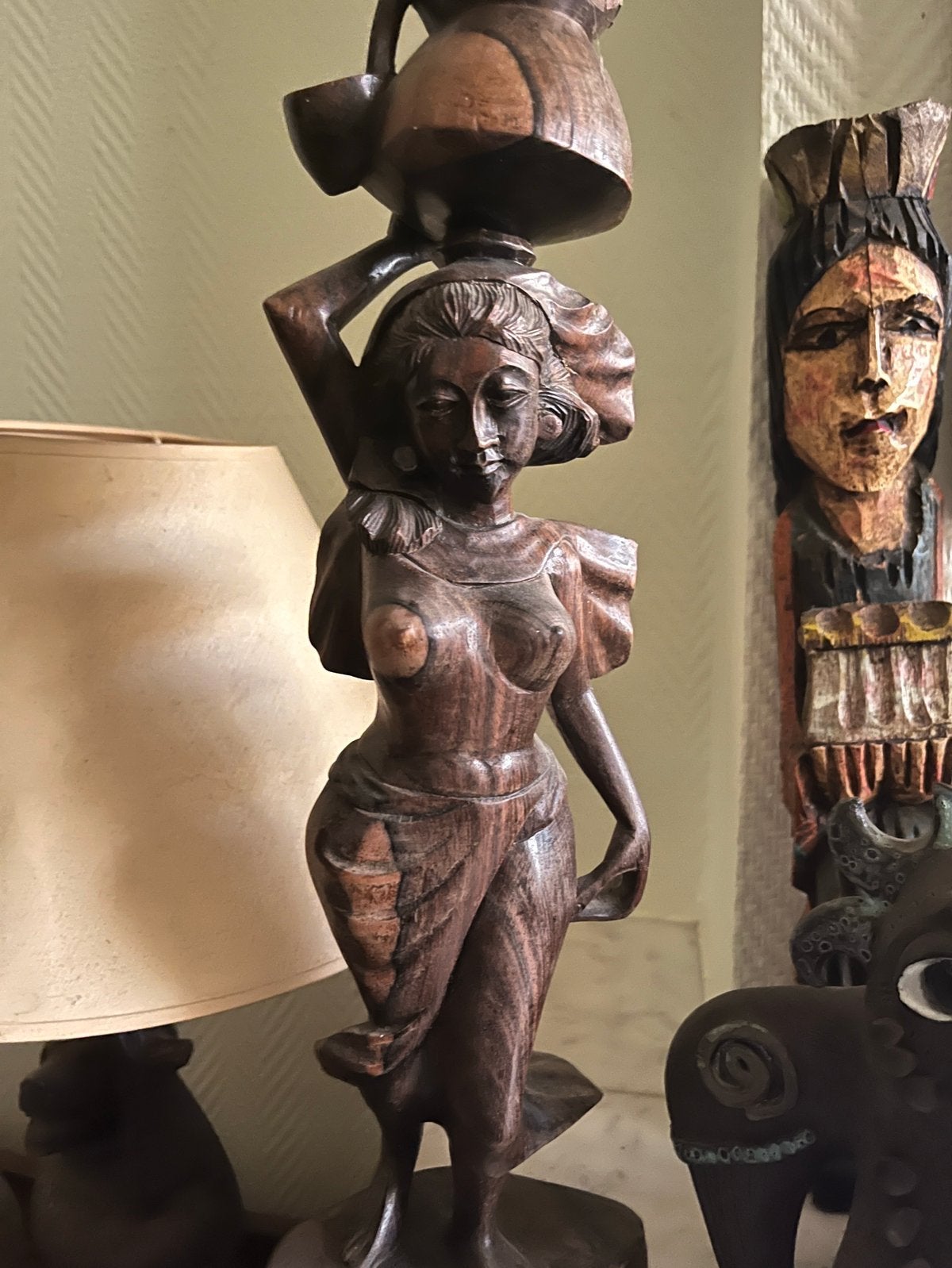 Dame met waterkruik, Antiek en Kunst, Houtsnijwerk, Ophalen of Verzenden, 20 - 50 cm, Hout