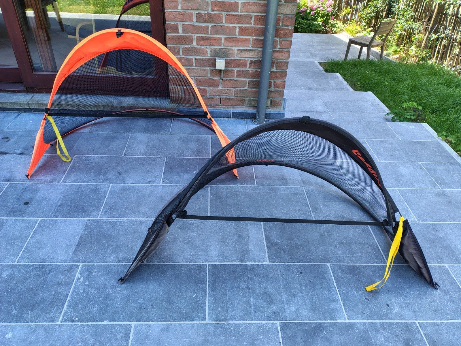 Twee pop-up voetbaldoelen van Decathlon