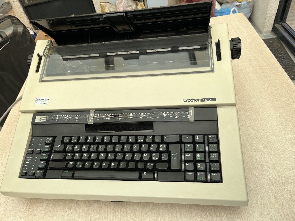 Machine à écrire Brother EM-250, Enlèvement, Utilisé