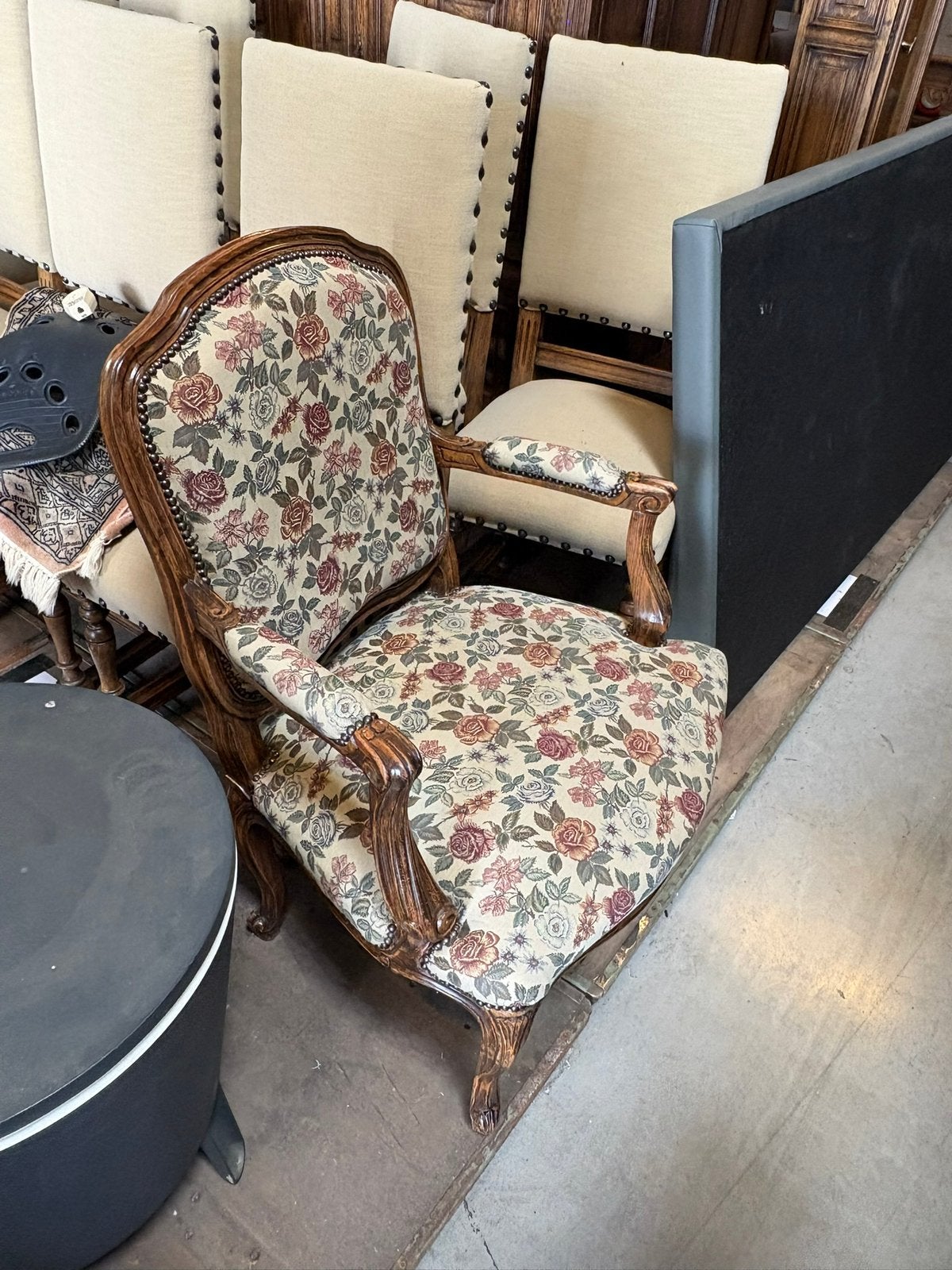 Klassieke fauteuil in massief eiken met bloemmotief, Enlèvement