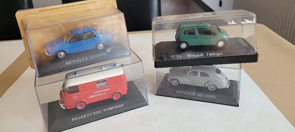2 peugeot en 2 renault, Hobby en Vrije tijd, Modelauto's | 1:43, Ophalen of Verzenden