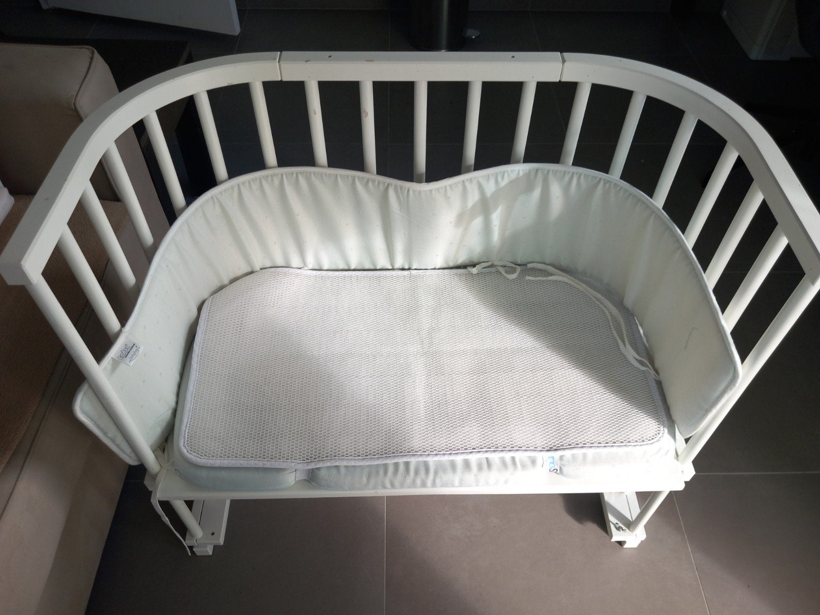 Lit bébé BabyBay en bois de hêtre massif + matelas + tour de, Enlèvement, Utilisé