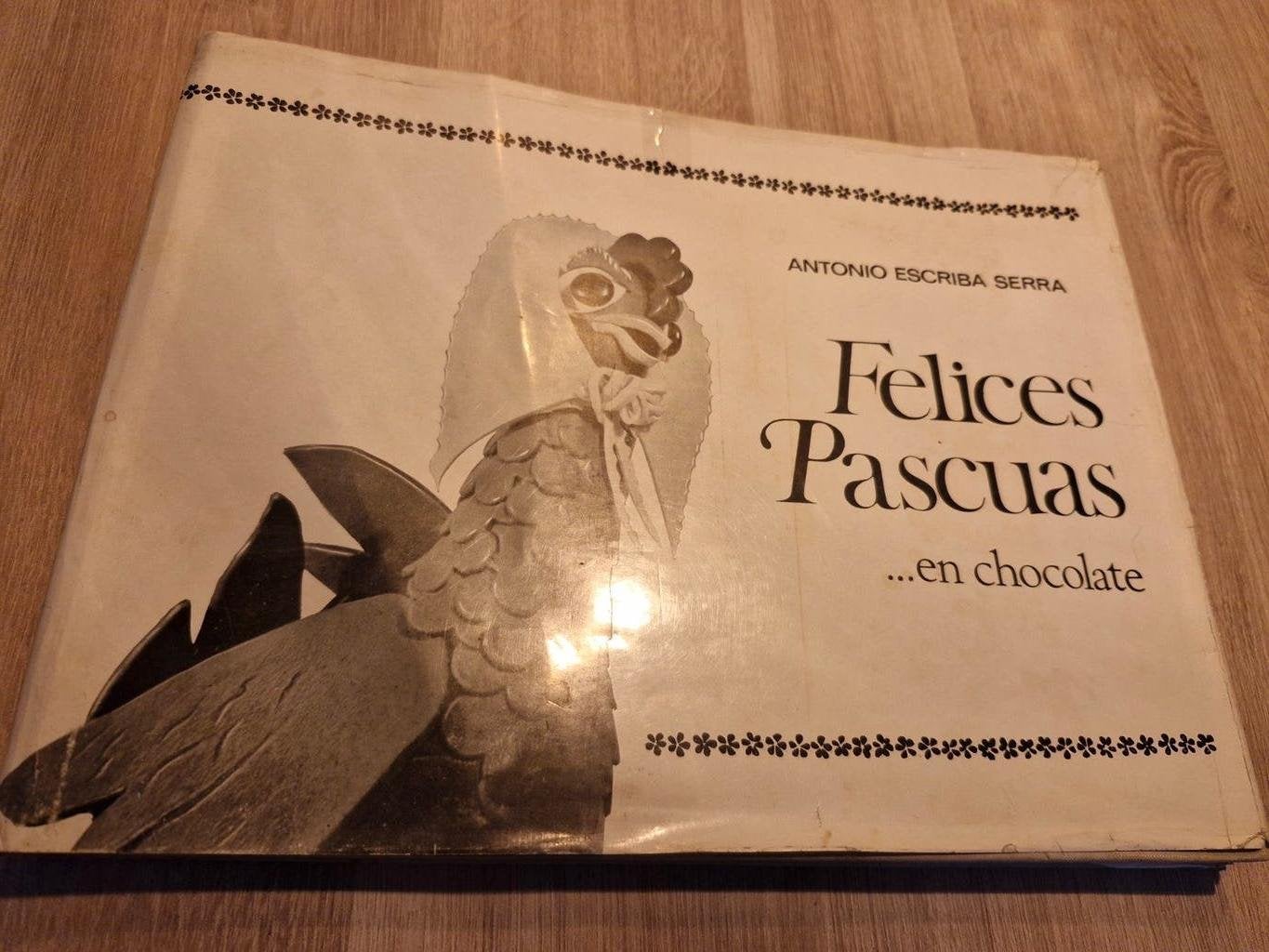 HC boek , Felices Pascuas ... en chocolate , 1e druk 1967, Boeken, Gelezen, Ophalen of Verzenden, Overige onderwerpen, Antonio Escriba Serra