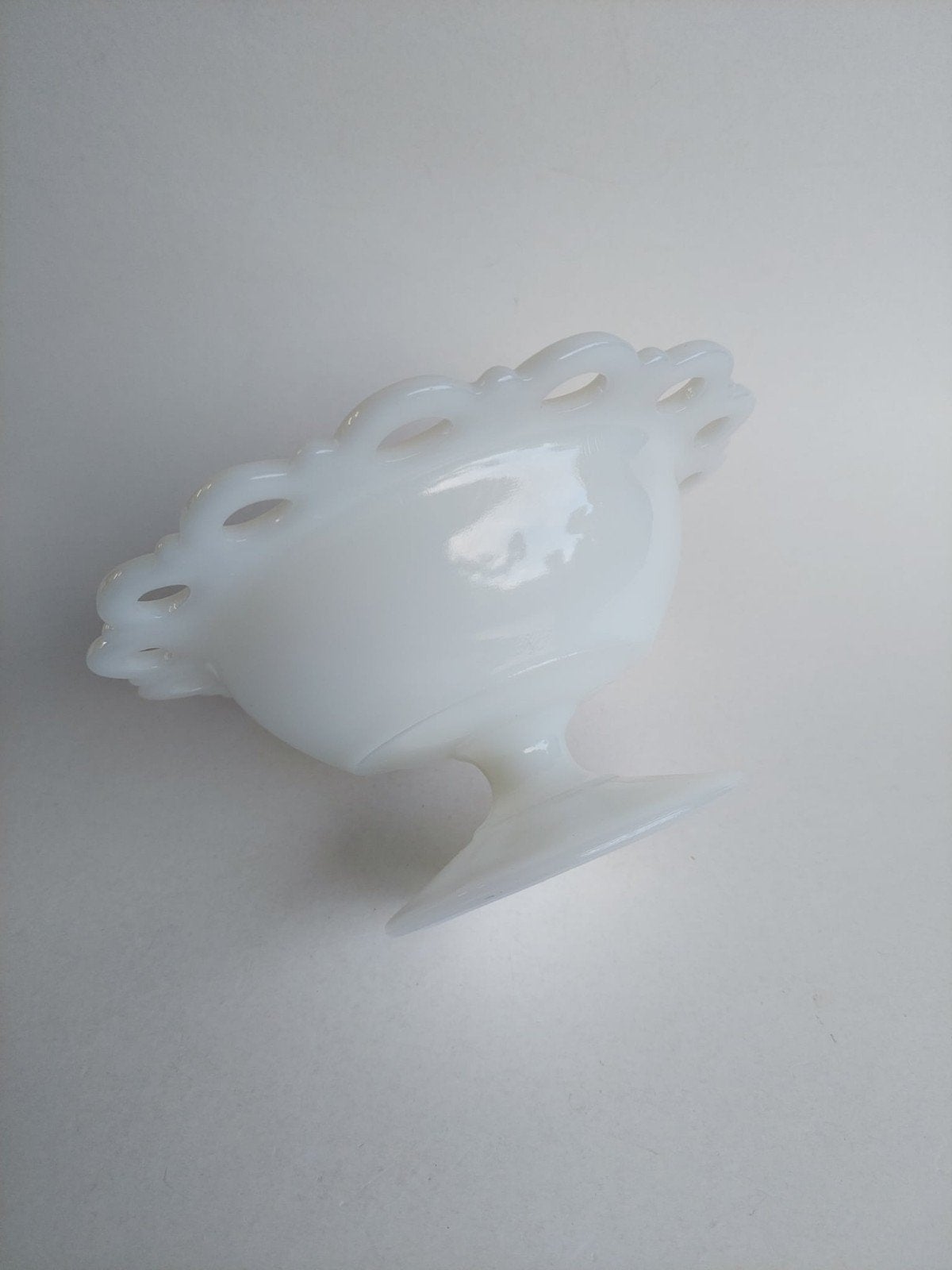 Witte melkglazen/opaline pot op voet met sierlijke rand, Enlèvement