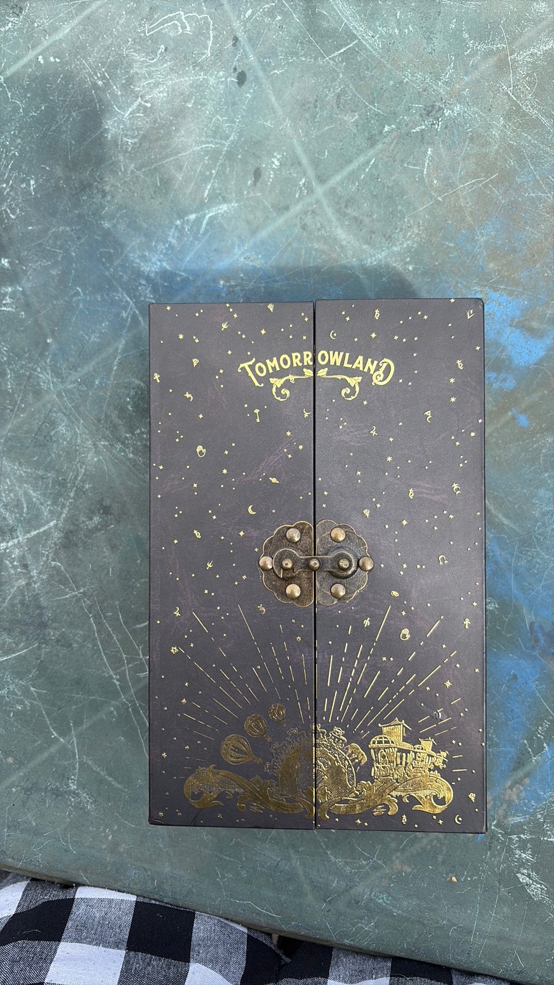 Tomorrowland doosje, Ophalen