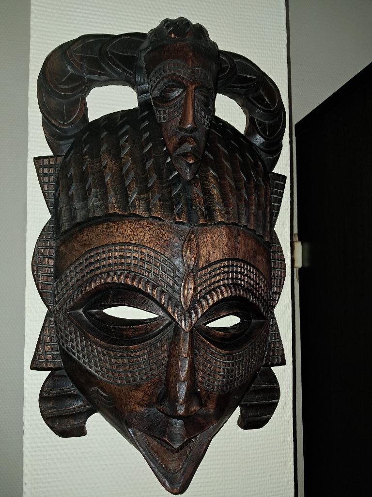 Afrikaans masker gesneden in hout - handgemaakt stuk, Antiek en Kunst, Overige onderwerpen, Handgemaakt, 20 - 50 cm, Hout