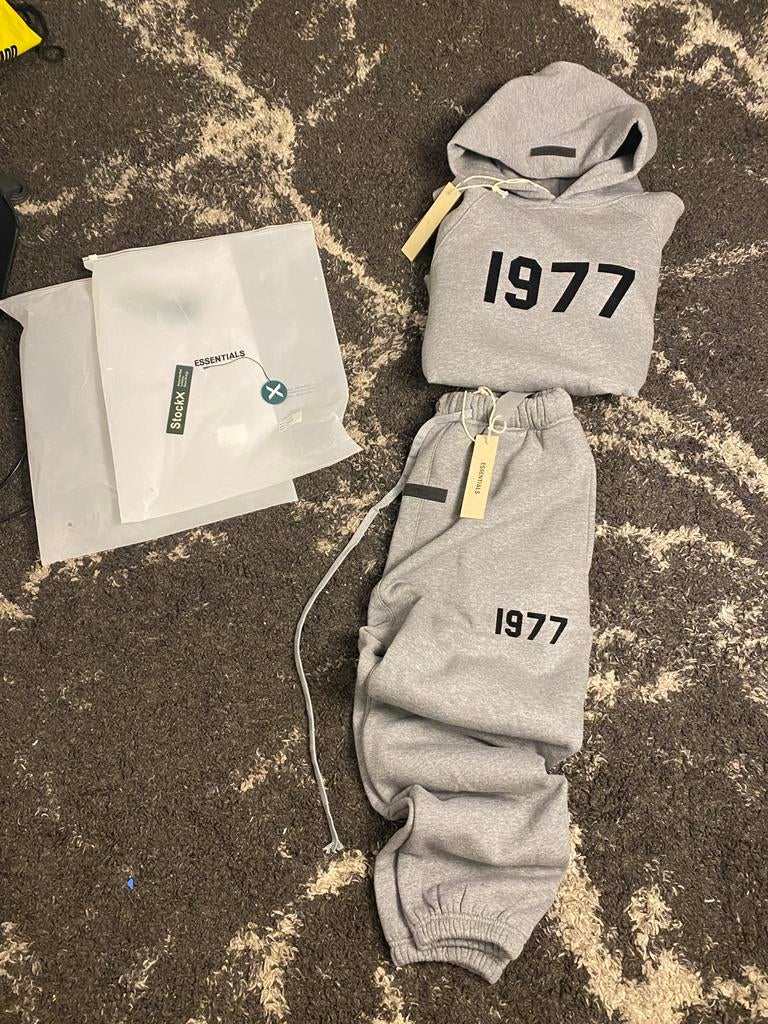 Survêtement Essentials 1977, Enlèvement ou Envoi, Comme neuf, Taille 48/50 (M), Gris