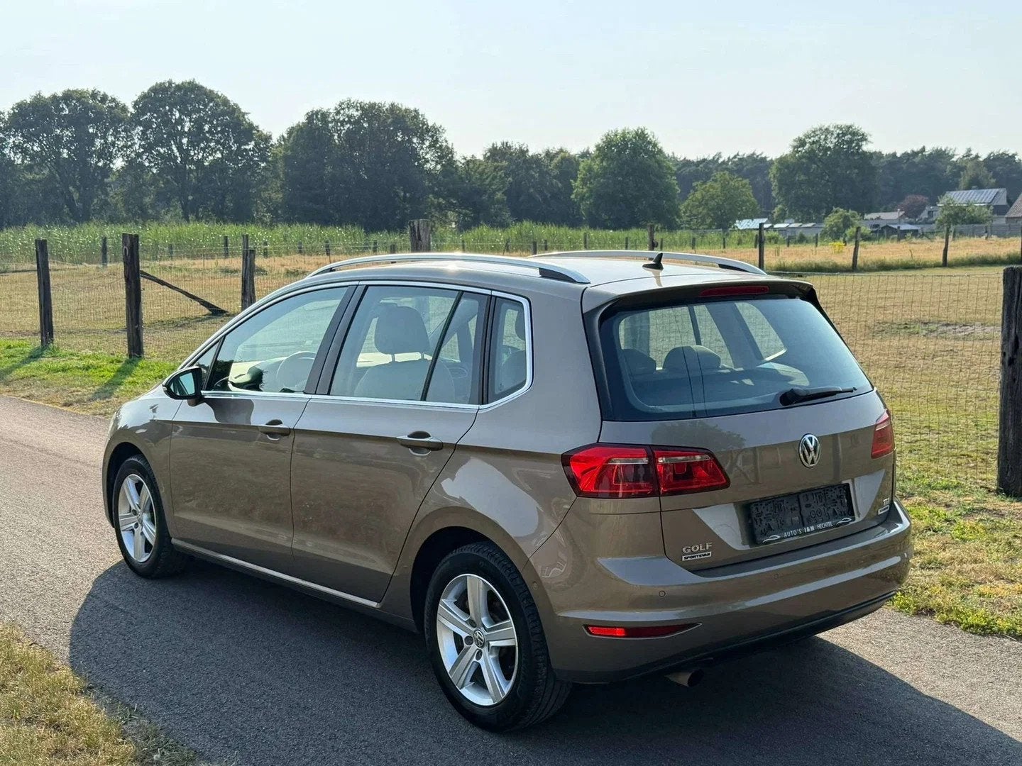 Volkswagen Golf Sportsvan 1.6 TDi Highline 2016 Airco Navi A, Auto's, Gebruikt, 4 cilinders, Alcantara, https://public.car-pass.be/vhr/9b44e7cd-9a3f-4b28-8d17-642d19ca1ecf