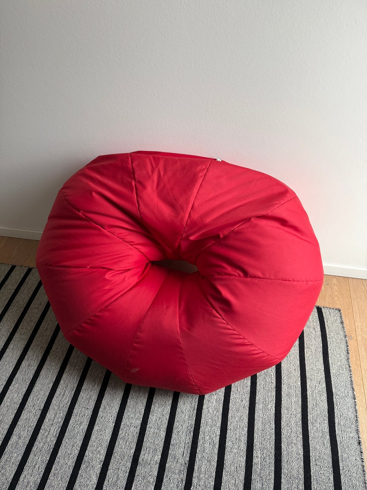 Rode donut-zitzak – Sit on it – zeer goede staat, Maison & Meubles, Enlèvement, Comme neuf, Pouf