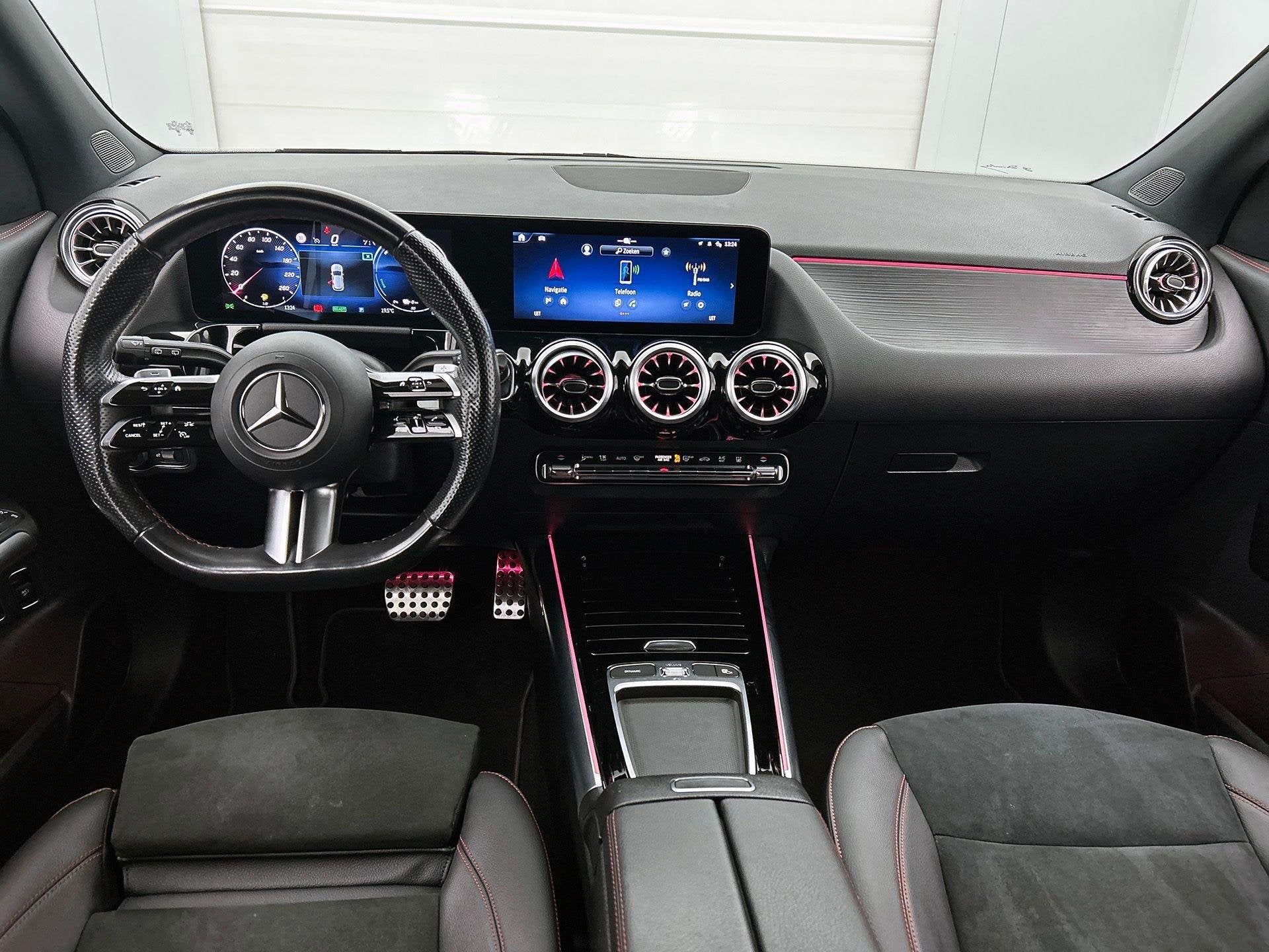 Mercedes-Benz GLA-Klasse 250 e AMG Line | Dodehoekassistent, Dealer onderhouden, Stof, Zwart, 4 cilinders