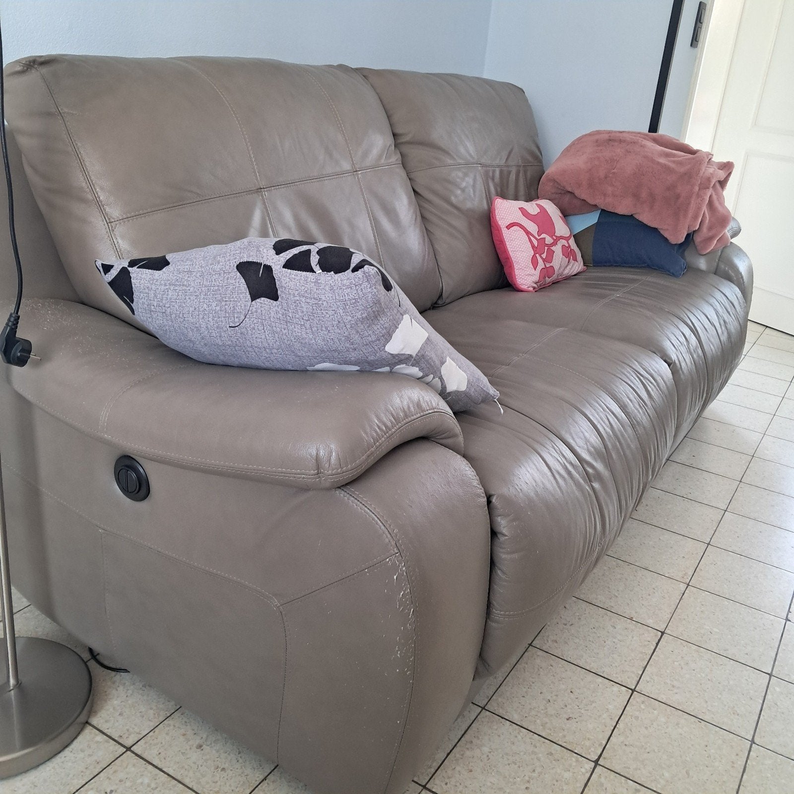 Un divan de place château d'axe. Plus une table de salon, Maison & Meubles, Enlèvement ou Envoi
