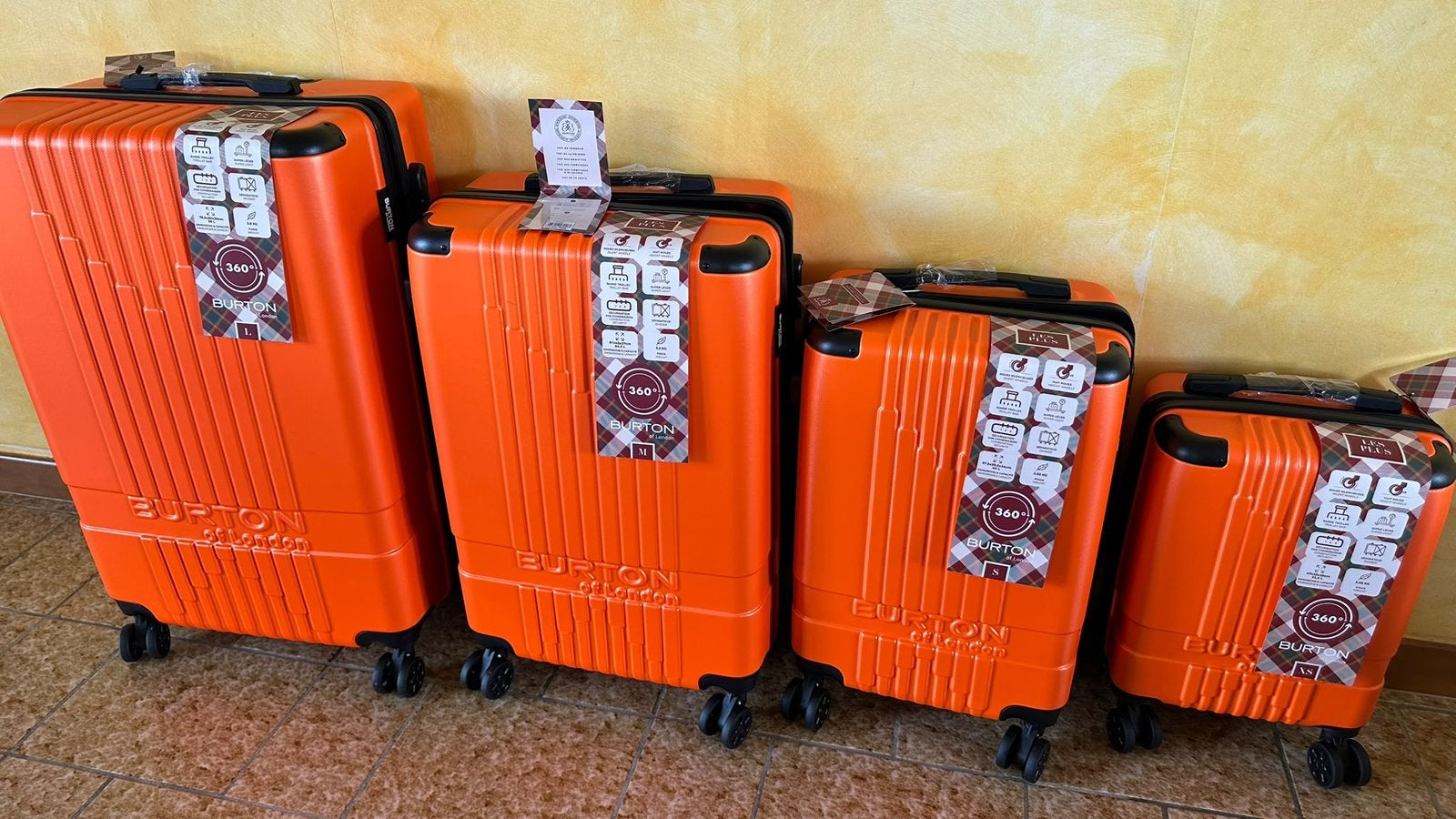 LOT 4 VALISES BURTON OF LONDON NEUVES – XS/S/M/L – ORANGE, Enlèvement, Neuf, Plastique dur