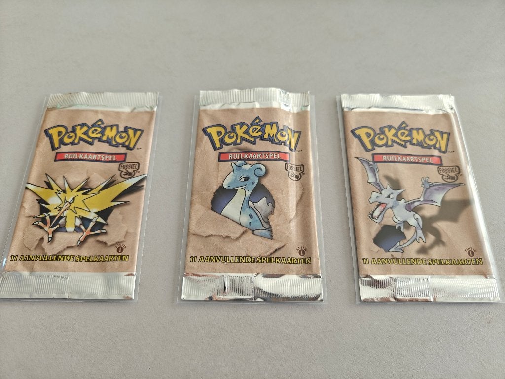 Pokemon DUTCH Fossil 1st edition - empty wrappers art set, Ophalen of Verzenden, Gebruikt, Booster