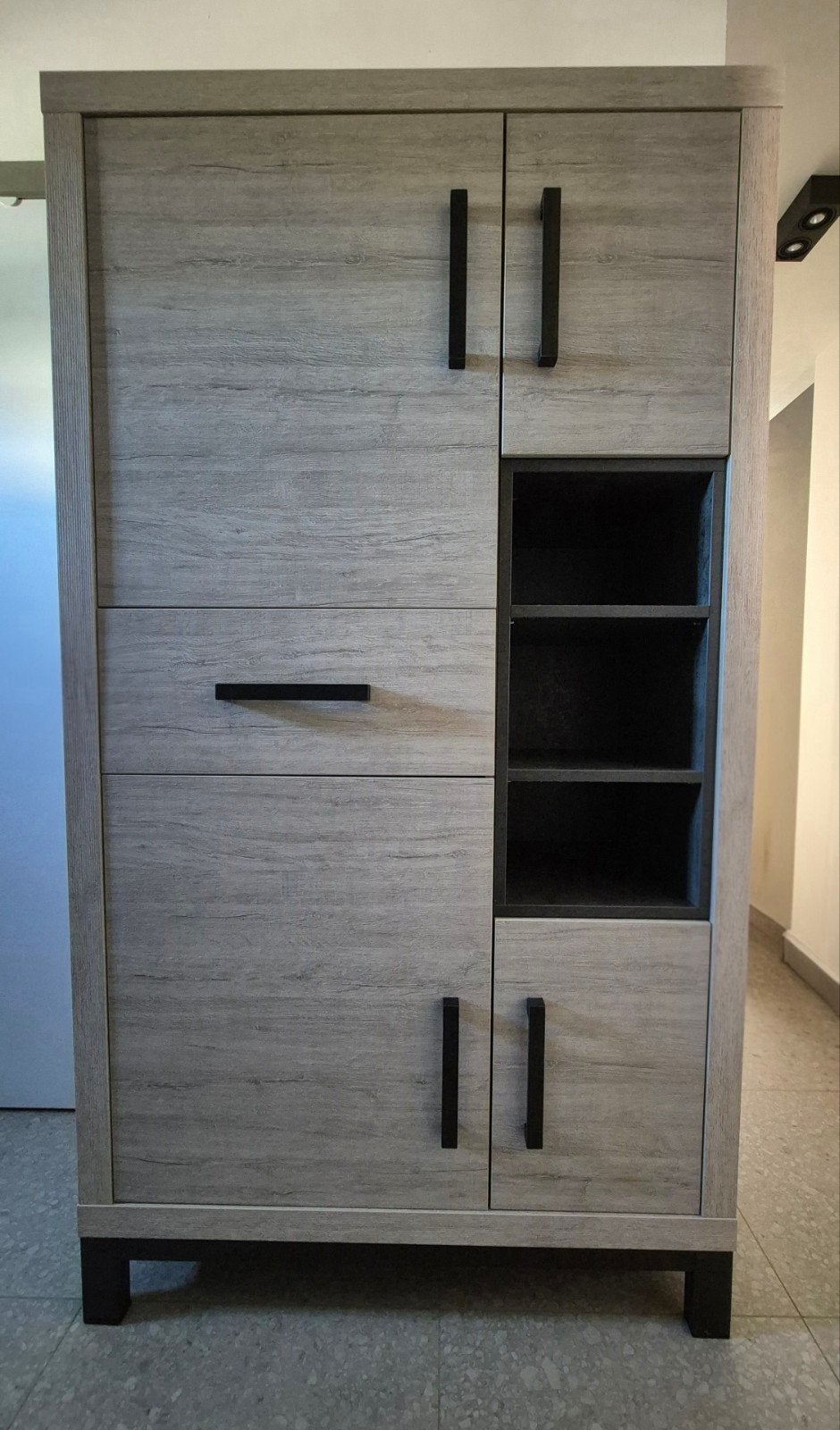 Houten kast op poten, Ophalen, 100 tot 150 cm, Met lade(s), Zo goed als nieuw