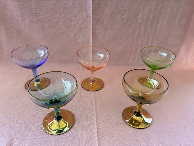 5 magnifiques verres colorés sur un pied, Antiquités & Art, Enlèvement ou Envoi