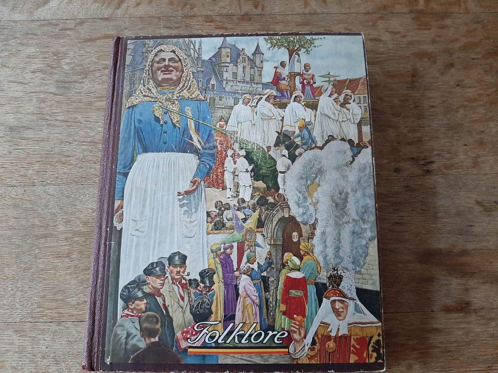 Lot de 2 livres "Folklores de nos régions", Antiquités & Art, Enlèvement ou Envoi