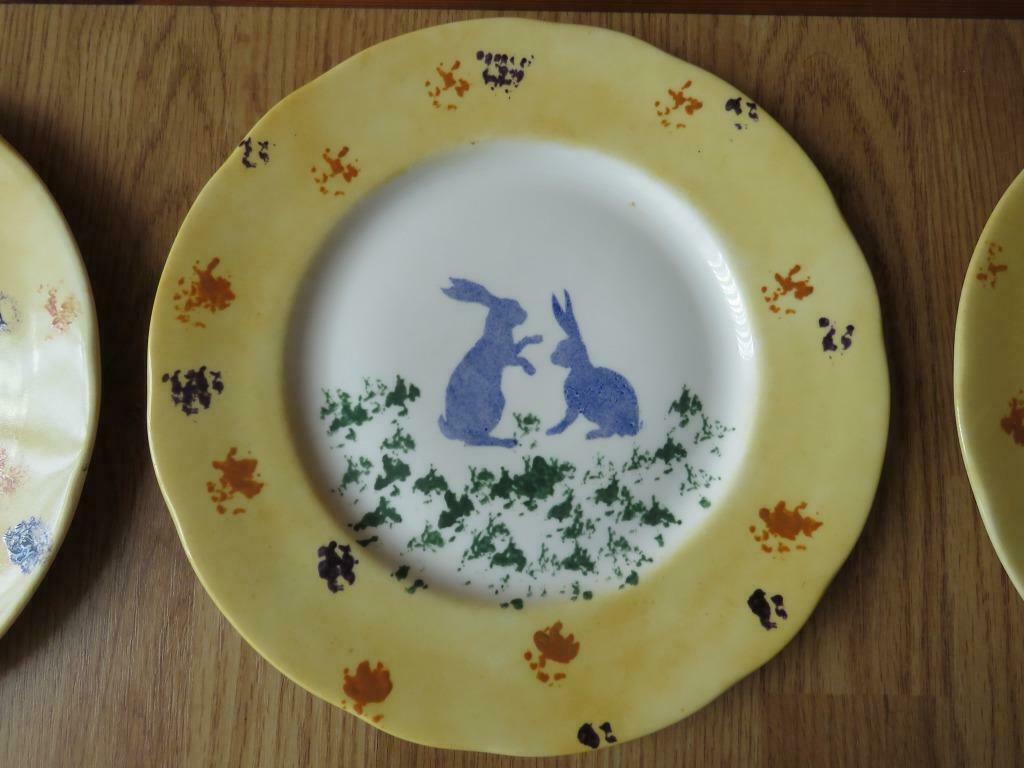 3 superbes assiettes plates motifs lapins 1990, Maison & Meubles, Enlèvement ou Envoi, Neuf, Porcelaine, Assiettes(s)