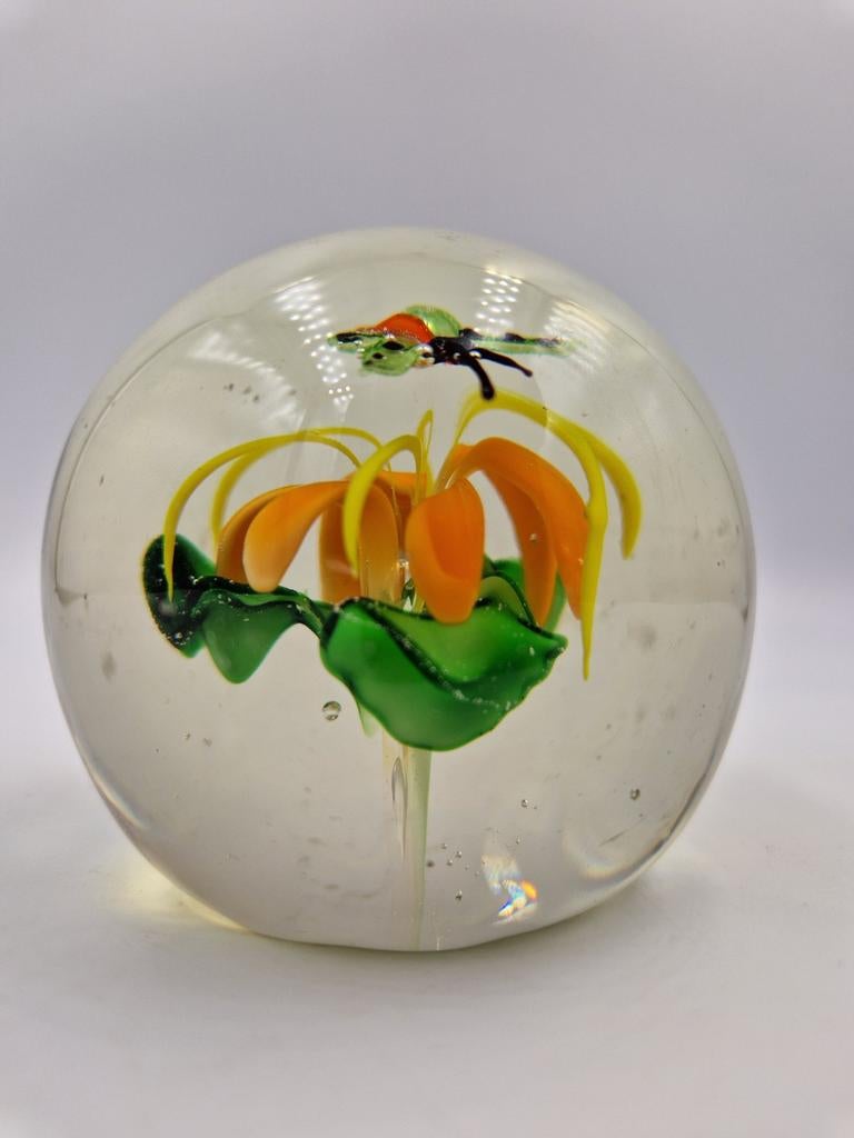 Vintage Presse Papier glazen bol bloem met vlinder, Antiek en Kunst, Ophalen of Verzenden