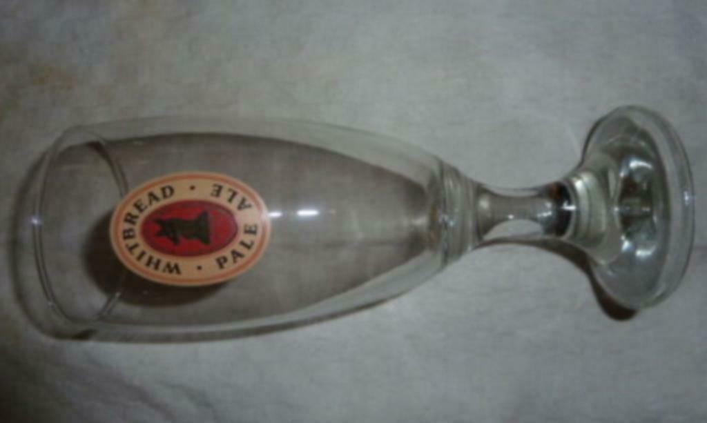 #A bier glas WHITBREAD PALE ALE " ronde voet ", Verzamelen, Glas en Drinkglazen, Nieuw, Bierglas, Ophalen of Verzenden