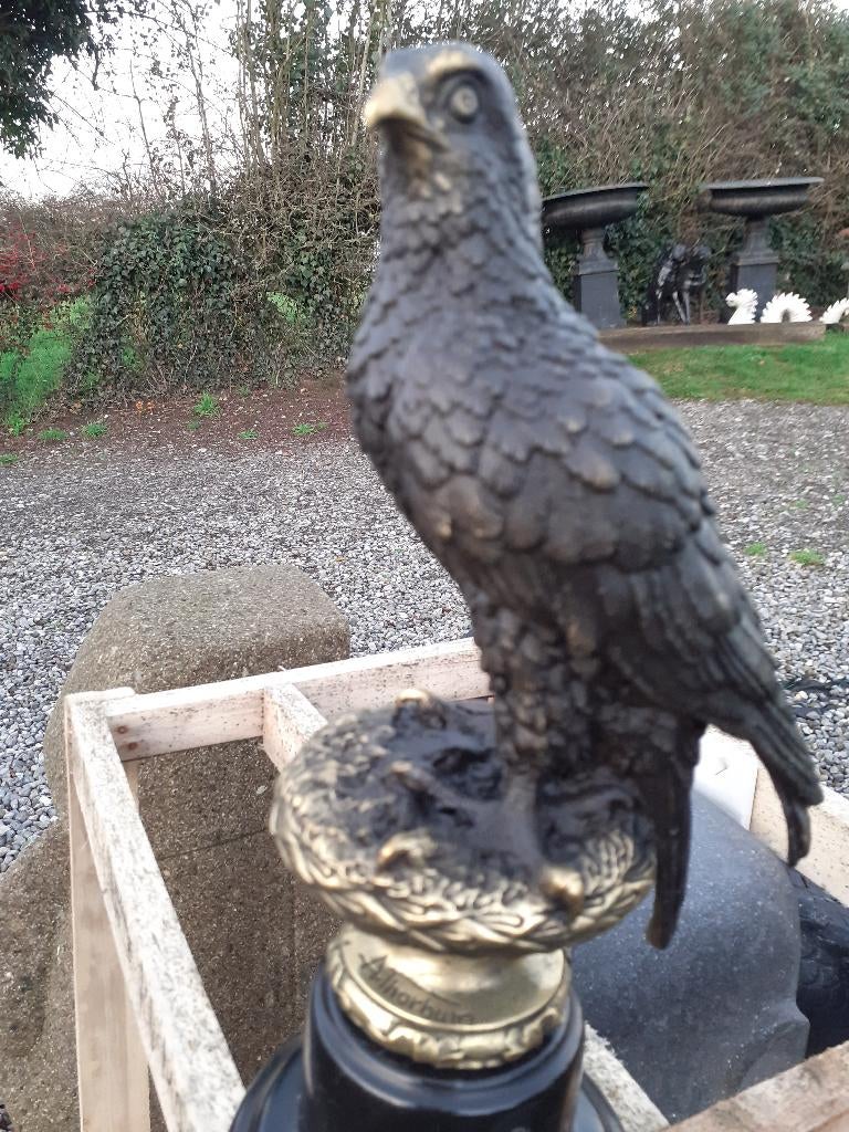 RAPTOR IN BRONS GESIGNEERD OP EEN MARMEREN SOKKEL, Ophalen of Verzenden, Brons