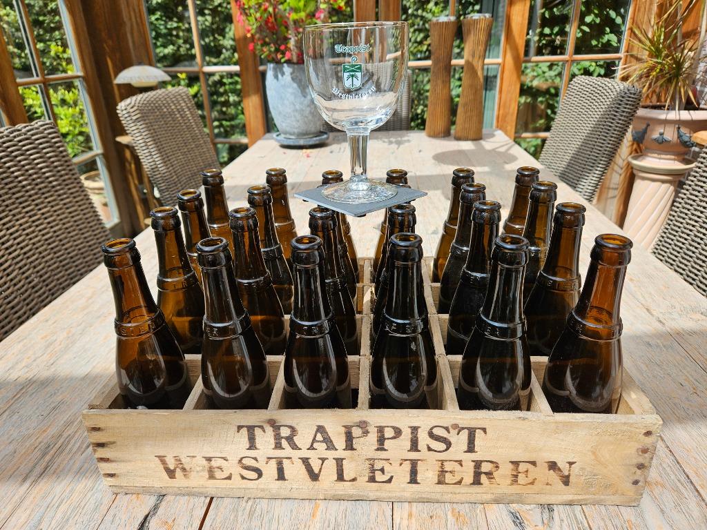Westvleteren glas en lege bierbak., Ophalen, Zo goed als nieuw, Glas of Glazen