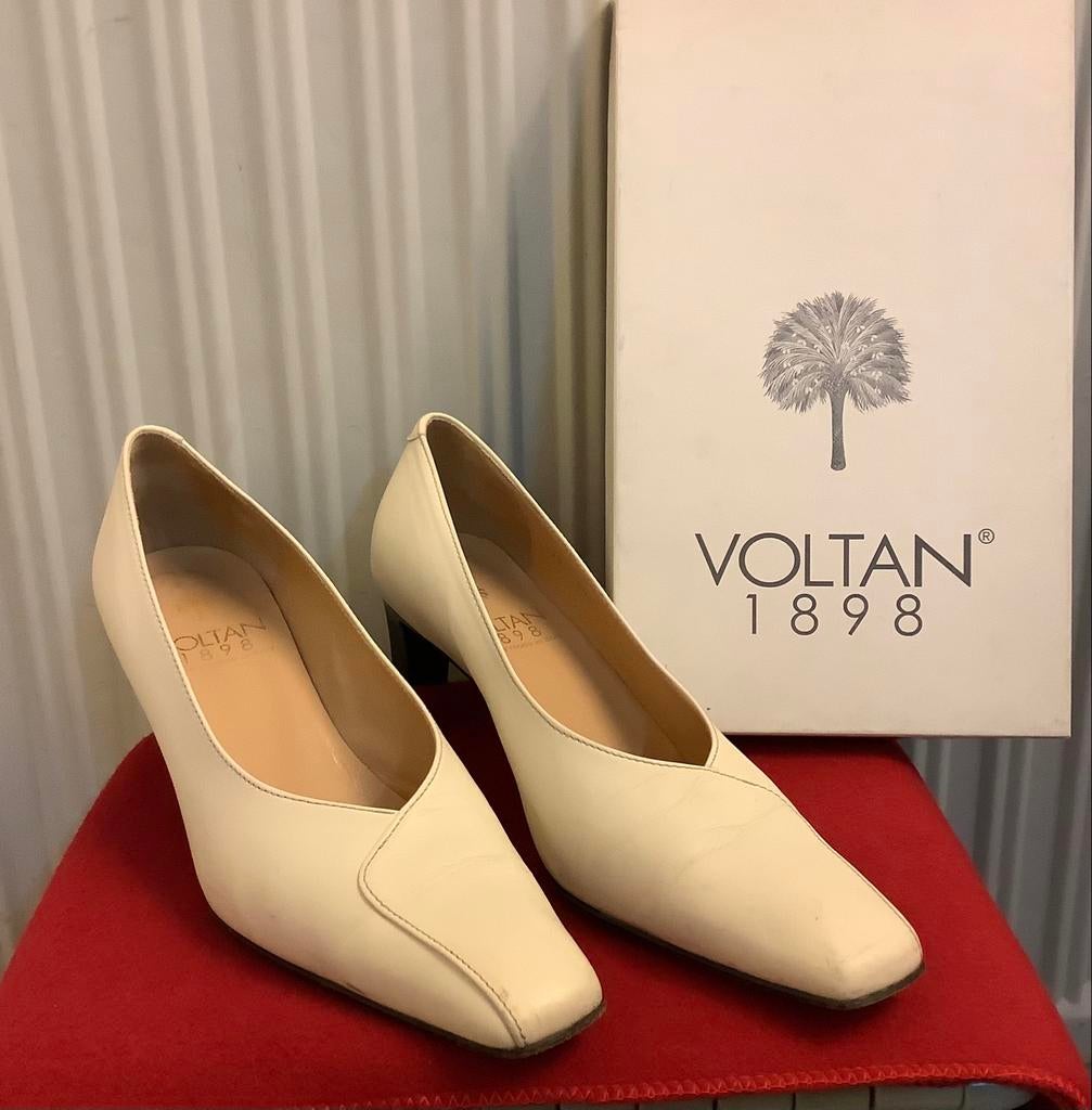 Gebroken witte vierkante VOLTAN pumps 39, Gedragen