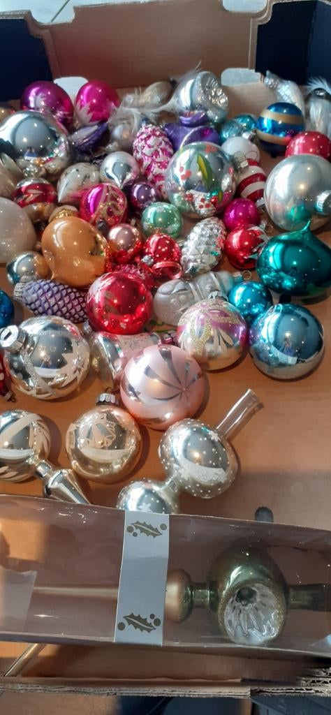 Te koop 48 oude kerstballen en 3 pieken, Diversen, Ophalen