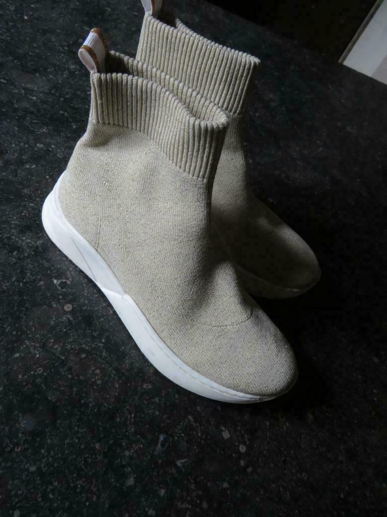 leuke schoenen wit met goud maat 35, Ophalen, Meisje, Schoenen, Zo goed als nieuw