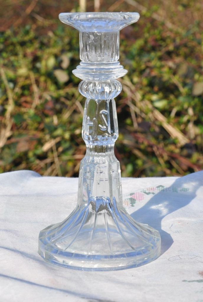 bougeoir religieux en verre avec croix et IHS, Antiek en Kunst, Antiek | Religieuze voorwerpen, Ophalen of Verzenden