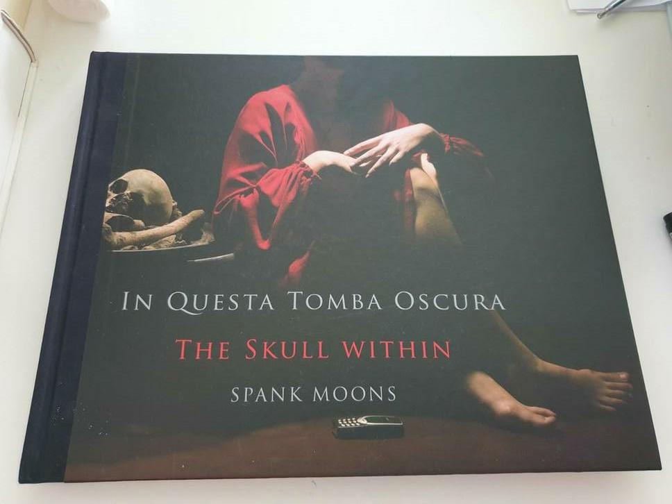 Johan Pas - In Questa Tomba Oscura. GESIGNEERD MET OPDRACHT, Ophalen of Verzenden, Zo goed als nieuw, Johan Pas; Spank Moons; Luk van den Dries; Eric Ubben