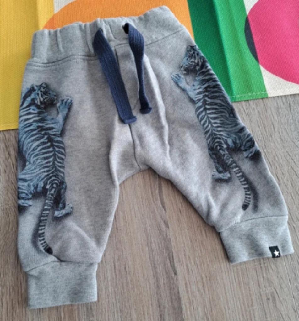 Molo grijze broek met tijgers 62, Broekje, Ophalen of Verzenden, Zo goed als nieuw, Molo