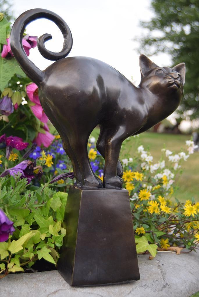Bronzen beeld van een kat gesigneerd op een sokkel, Ophalen of Verzenden, Brons