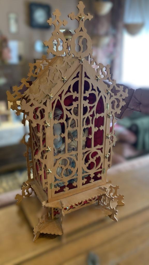 Superbe chapelle en bois avec Sainte Famille en biscuit., Antiquités & Art, Enlèvement