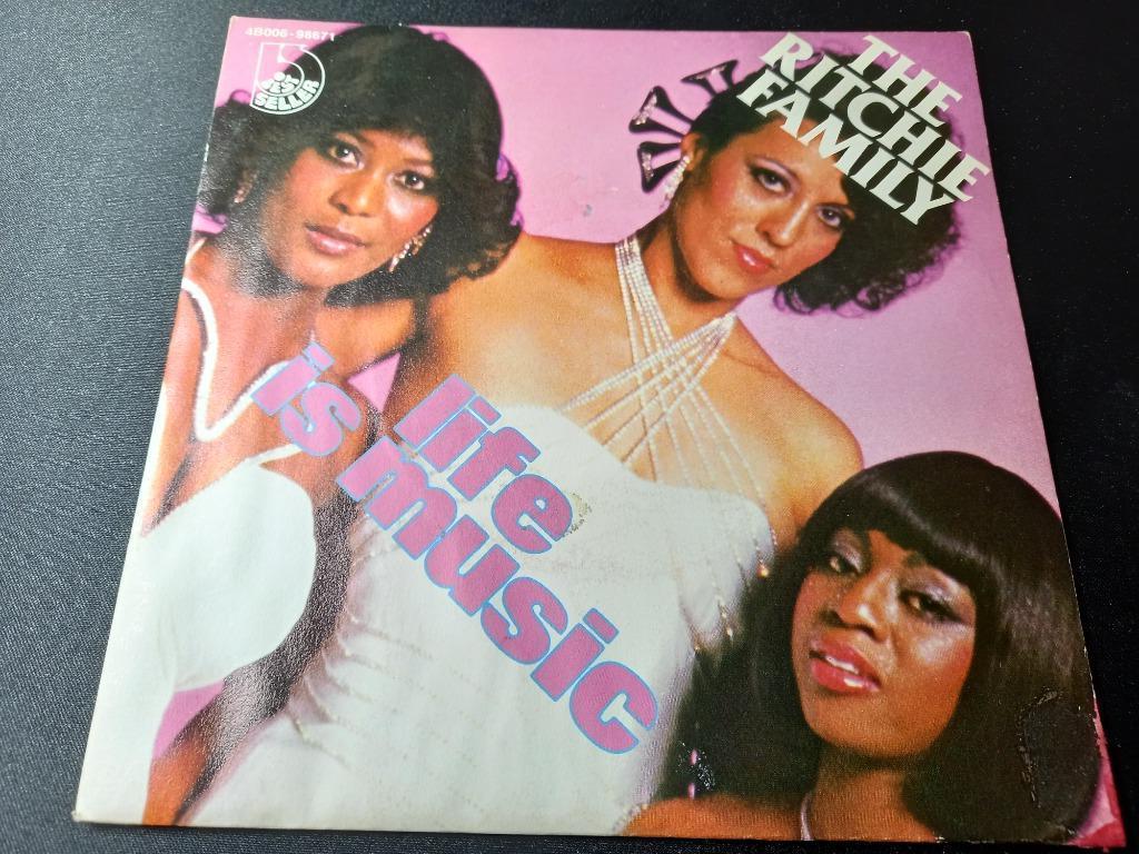 The Ritchie Family - Life Is Music (7", single) comme neuf, Enlèvement ou Envoi, Comme neuf, Autres genres