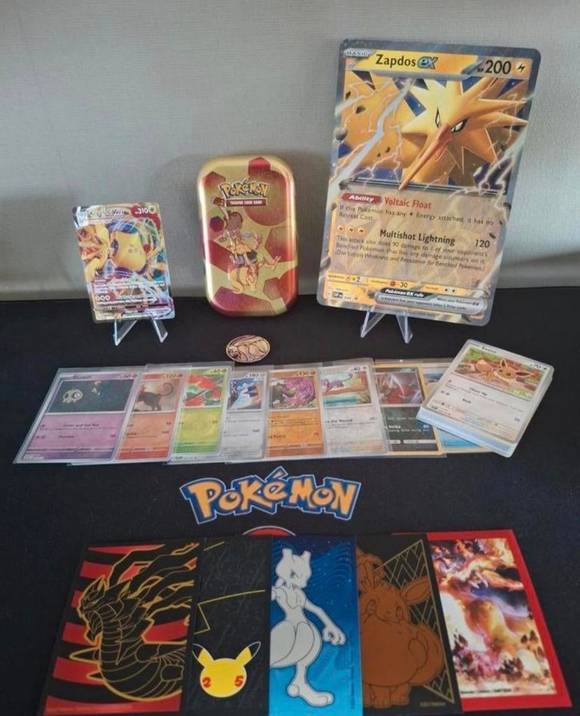 Pokémon setje met Vmax en veel leuks, ideaal als geschenk!, Ophalen of Verzenden, Zo goed als nieuw