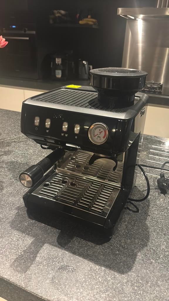 Espressomachine met ingebouwde koffiemolen, Ophalen, Espresso apparaat, 10 kopjes of meer, Zo goed als nieuw