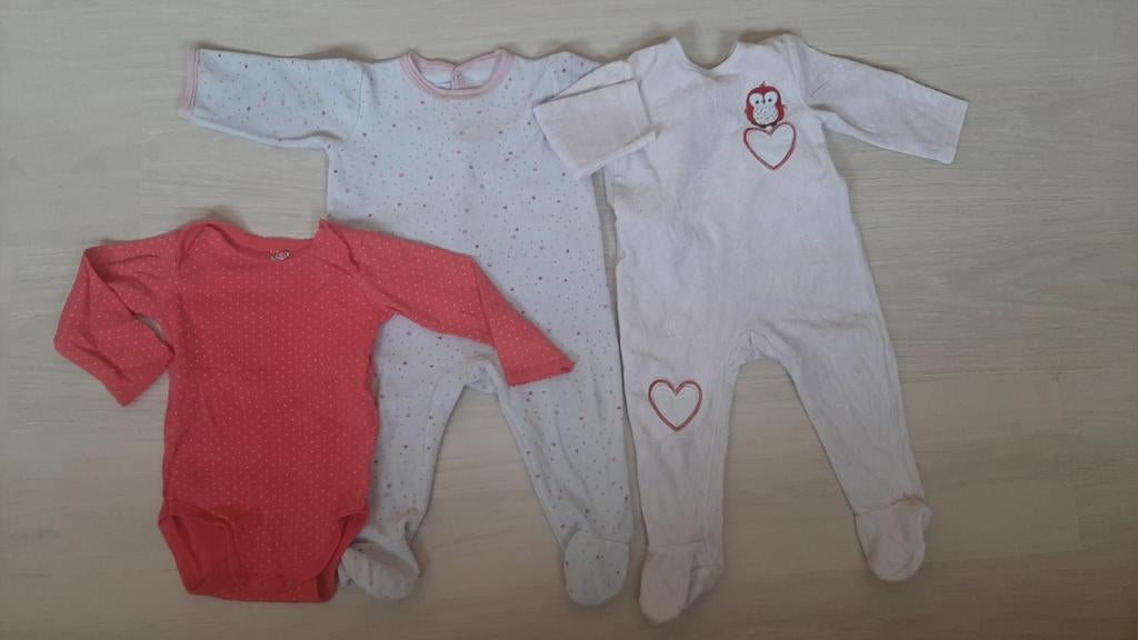 2 pyjama's + 1 romper maat 74/80, Enfants & Bébés, Enlèvement, Comme neuf