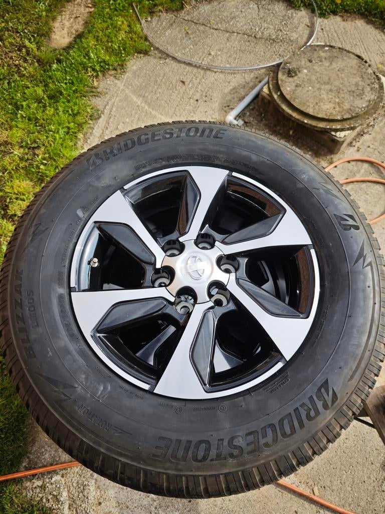 Nieuwe wielen uitgerust met winterbanden voor Toyota Hilux, Nieuw, 17 inch, Winterbanden, Band(en)