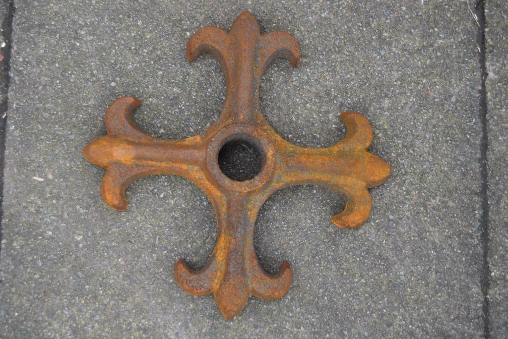 Ancrage de façade en croix ,tirant en fonte ouvragée, Services & Professionnels, Rénovation de Façade & Jointoyeurs, Rénovation de façade